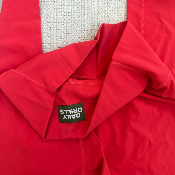 Daily Drills Red Sports Bra and Leggings Set - Picture 2 of 3